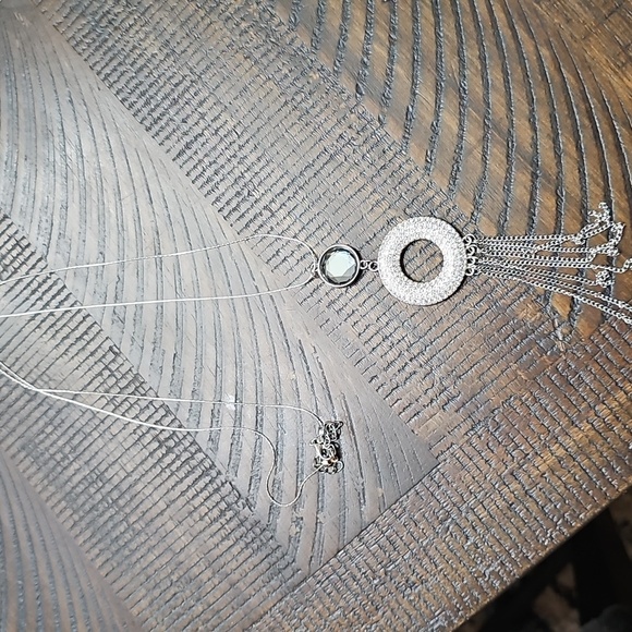 Elegant Silver Pendant Necklace - Picture 1 of 3